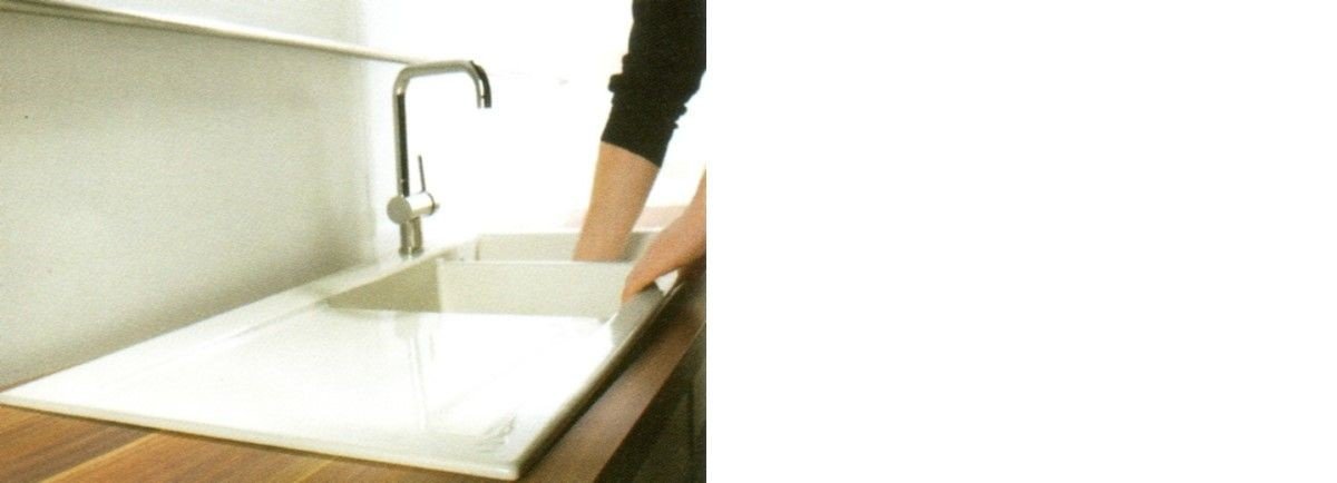 Montage einer Keramikspüle ( Auflagespüle ) in einer Küchenarbeitsplatte aus Pressholz.